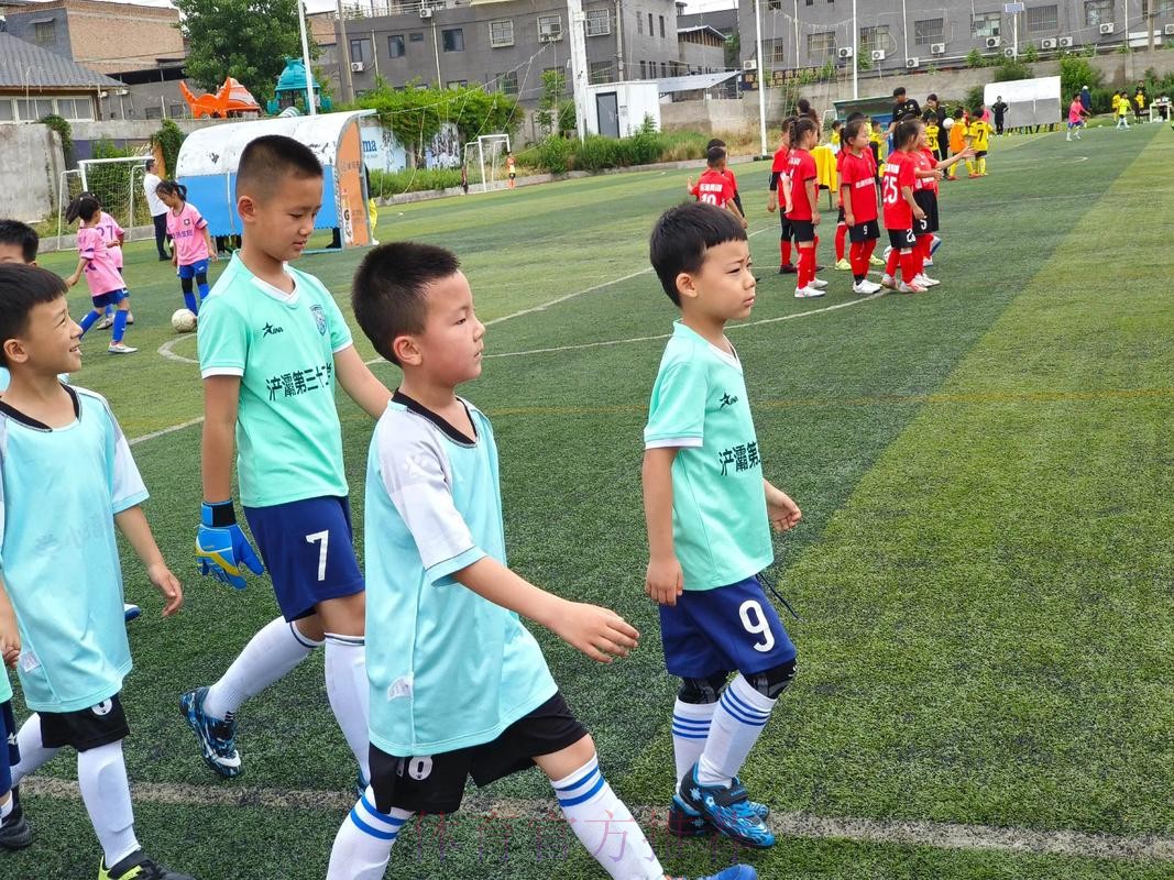 “足球爷爷”走进幼儿园 义务教娃娃们踢足球