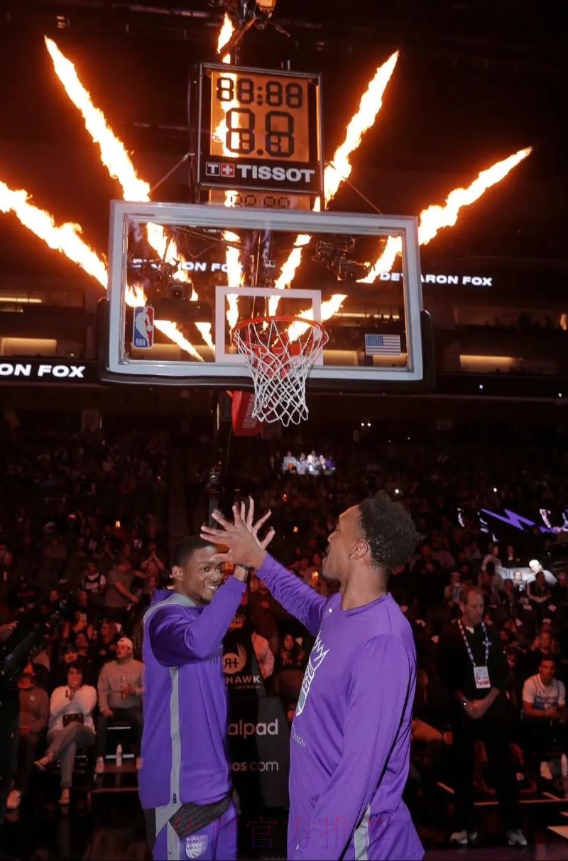 福克斯挺身而出 突破上篮止住颓势 福克斯挺身而出 突破上篮止住颓势